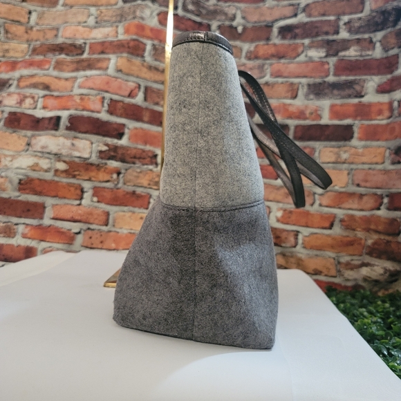 Stylish Gray Tote Bag with Spacious Design - Picture 8 of 16